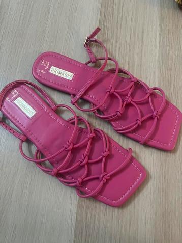 Roze slippers beschikbaar voor biedingen