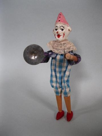 Kleine antieke clown met bekkens van hout en papier maché beschikbaar voor biedingen