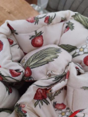 Ecostoof zg. Hooimadam. Gevuld met 100% zuiver scheerwol. beschikbaar voor biedingen