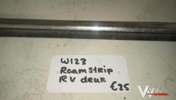 Mercedes w123 raamstrip chroom rechtse voordeur beschikbaar voor biedingen