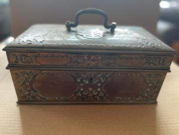 Antiek geldkistje uit Indonesie (Java) beschikbaar voor biedingen