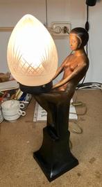 Art Deco figuurlamp spelter bronspatina met geslepen glas, Gebruikt, 50 tot 75 cm, Verzenden, Glas