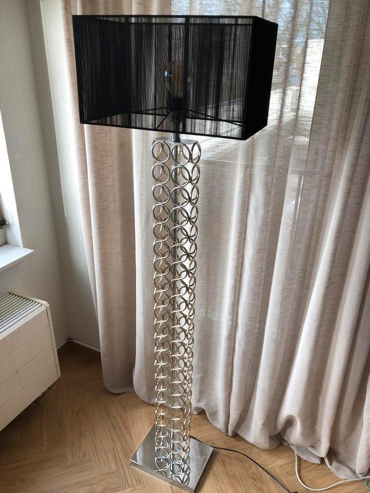 Mooie vloerlamp met stam van metalen lichtgouden ringen, Huis en Inrichting, Lampen | Vloerlampen, Zo goed als nieuw, 150 tot 200 cm