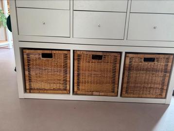 Witte Kallax kast Ikea met mandjes beschikbaar voor biedingen