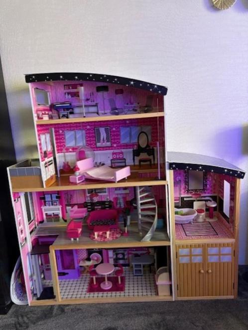 mooi poppenhuis met een hoop inrichting, Kinderen en Baby's, Speelgoed | Poppenhuizen, Zo goed als nieuw, Poppenhuis, Ophalen