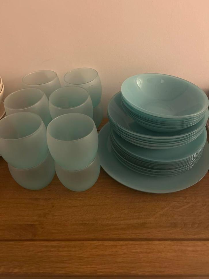 Mooi lichtblauw servies merk luminarc, Huis en Inrichting, Keuken | Servies, Zo goed als nieuw, Bord(en), Effen, Glas, Ophalen