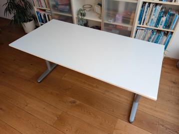 IKEA bureau 160x80 cm – in hoogte verstelbaar, met kabelnet