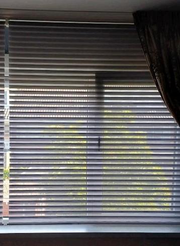 Grijs lichtdoorlatend rolgordijn breed 136 cm/hoog 177 cm beschikbaar voor biedingen