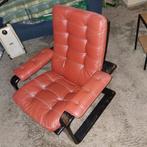 Bruine leren stoel met zwarte leuning., Huis en Inrichting, Fauteuils, Ophalen, Zo goed als nieuw, 75 tot 100 cm, 50 tot 75 cm