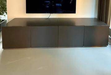 TV meubel, breed: 2,4 m; diep: 0,60 m; hoog:0,49 m