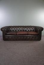 Oogverblindende oude Chesterfield bank vol allure, 3 zits, Huis en Inrichting, Rechte bank, Gebruikt, Leer, 75 tot 100 cm