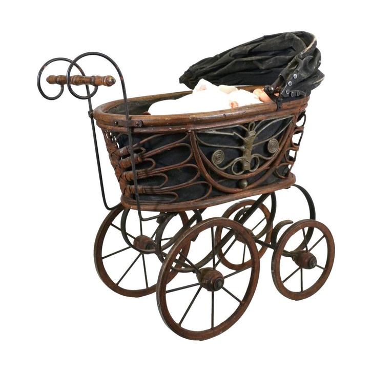 Antieke houten poppenwagen met oude porseleinen pop., Verzamelen, Poppen, Gebruikt, Overige typen, Ophalen