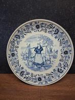 Wandbord  boch  Delfts  vissersvrouw  met juk en vissen, Ophalen of Verzenden