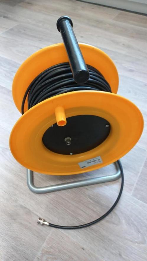 RG59 coax BNC kabel op haspel, Audio, Tv en Foto, Audiokabels en Televisiekabels, Zo goed als nieuw, Coaxiale kabel, 10 meter of meer