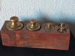 Ouderwetse koperen gewichten in houten blok sleets ,geijkt,, Antiek en Kunst, Ophalen of Verzenden
