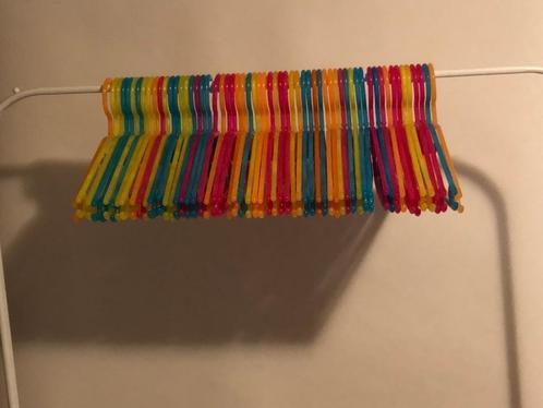60 kinder kledinghangers, Kleding | Dames, Kledinghangers, Zo goed als nieuw, Kunststof, Kinderen, Ophalen