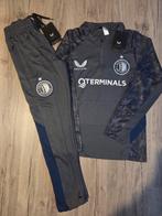Feyenoord trainingspak grijs maat 134-140, Sport en Fitness, Voetbal, Maat XS of kleiner, Ophalen of Verzenden, Nieuw, Trainingspak