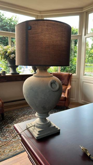 Grijze landelijke lamp beschikbaar voor biedingen