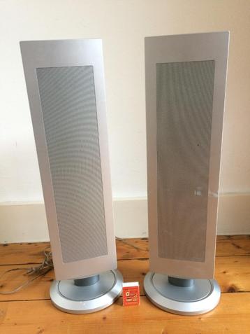 Twee ranke hoge kunststof zilverkleurige boxen op voet beschikbaar voor biedingen