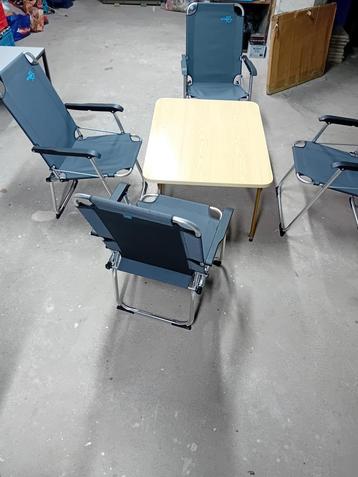 Tafel. En 4 stoelen beschikbaar voor biedingen