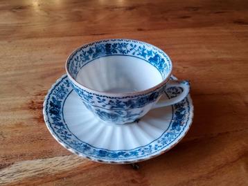 2 kop en schotels beschikbaar voor biedingen