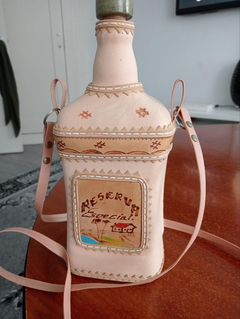 Vintage  fles bedekt met echte keer, Ophalen, Zo goed als nieuw