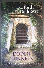Dodentunnels - Ruth Galloway (deel 9), Ophalen of Verzenden, Zo goed als nieuw, Europa overig