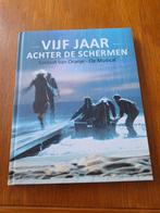 JUBILEUMBOEK 5 jaar achter de schermen NIEUW, Boeken, Ophalen of Verzenden, Nieuw