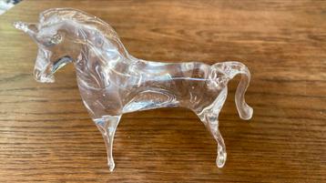 Glazen paard beschikbaar voor biedingen