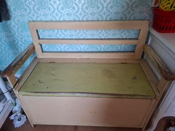 vintage houten klepbank beschikbaar voor biedingen