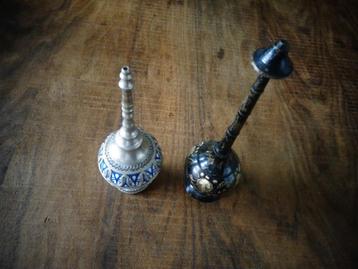 Vintage keramieken en metalen rozenwater fles beschikbaar voor biedingen