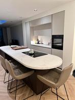 STRAKKE GREEPLOOS KEUKEN MET EILAND + APPARATUUR