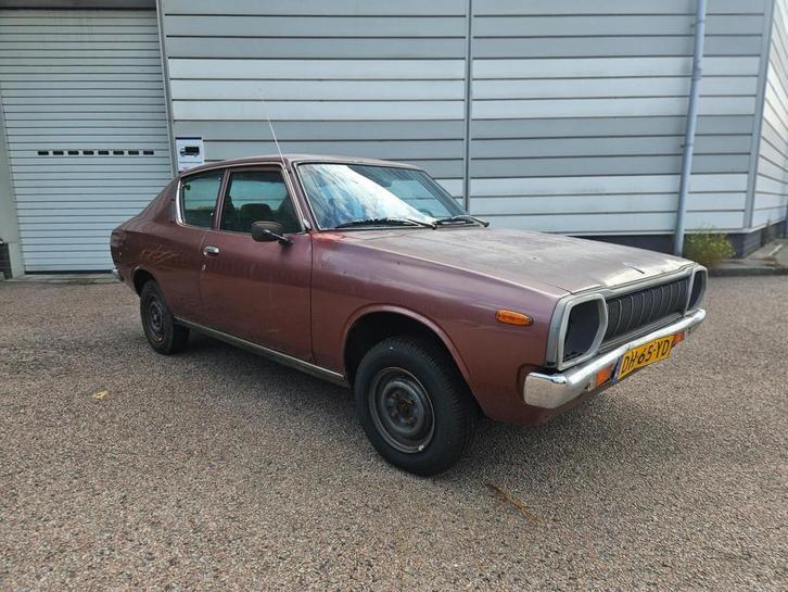 Datsun 120AFII AUTOMATIC, Auto's, Overige Auto's, Bedrijf, Te koop, Benzine, Overige carrosserieën, Origineel Nederlands, Rood