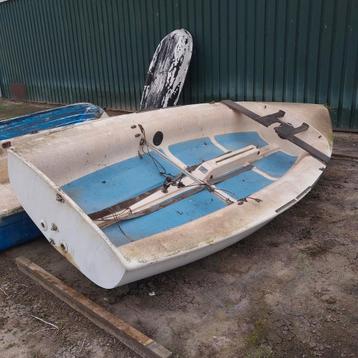 Boot Bootje zeilboot zonder buitenboordmotor en boottrailer. beschikbaar voor biedingen