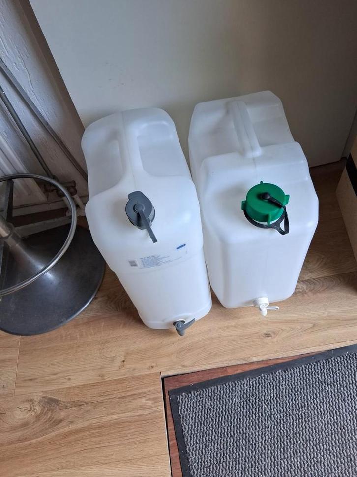 2x 35liter waterkannen met lekvrije kranen., Caravans en Kamperen, Caravan accessoires, Zo goed als nieuw, Ophalen of Verzenden