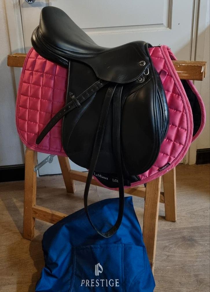 Prestige Paris 17 inch 32 boom (medium) zwart springzadel, Dieren en Toebehoren, Paarden en Pony's | Zadels, Zo goed als nieuw