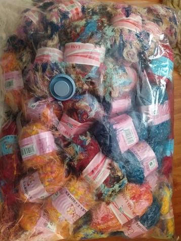 Zak vol met harige wol. Kleine bolletjes.

  beschikbaar voor biedingen