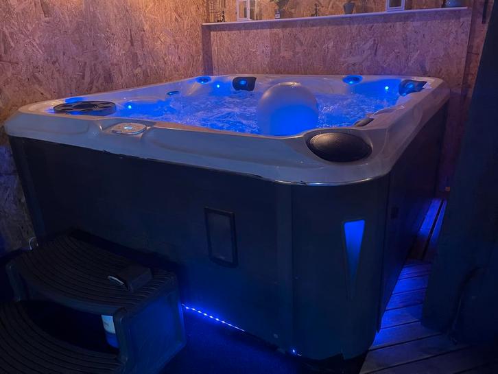 Jacuzzi te koop 2023 (Spa Delight Passion), Tuin en Terras, Bubbelbaden en Hottubs, Zo goed als nieuw, Vast, Afdekzeil, Filter