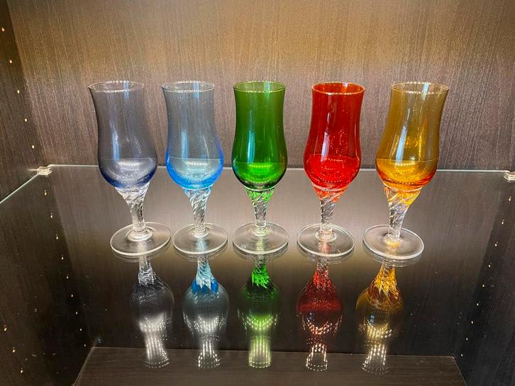 Vijf gekleurde borrelglaasjes met gedraaid voetje, Antiek en Kunst, Antiek | Glas en Kristal, Verzenden