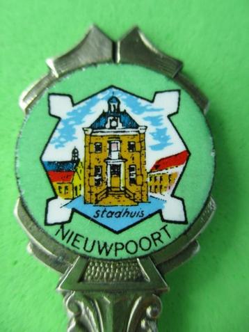 (F9629)   Nieuwpoort Stadhuis  beschikbaar voor biedingen