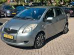 Toyota Yaris 1.0 12V Vvt-i 5DR Terra 2008 Grijs, Auto's, Voorwielaandrijving, 527 kg, 750 kg, Origineel Nederlands