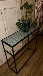 Sidetable tegels in zwart metaal frame, Huis en Inrichting, Ophalen, 50 tot 100 cm, Zo goed als nieuw, Metaal