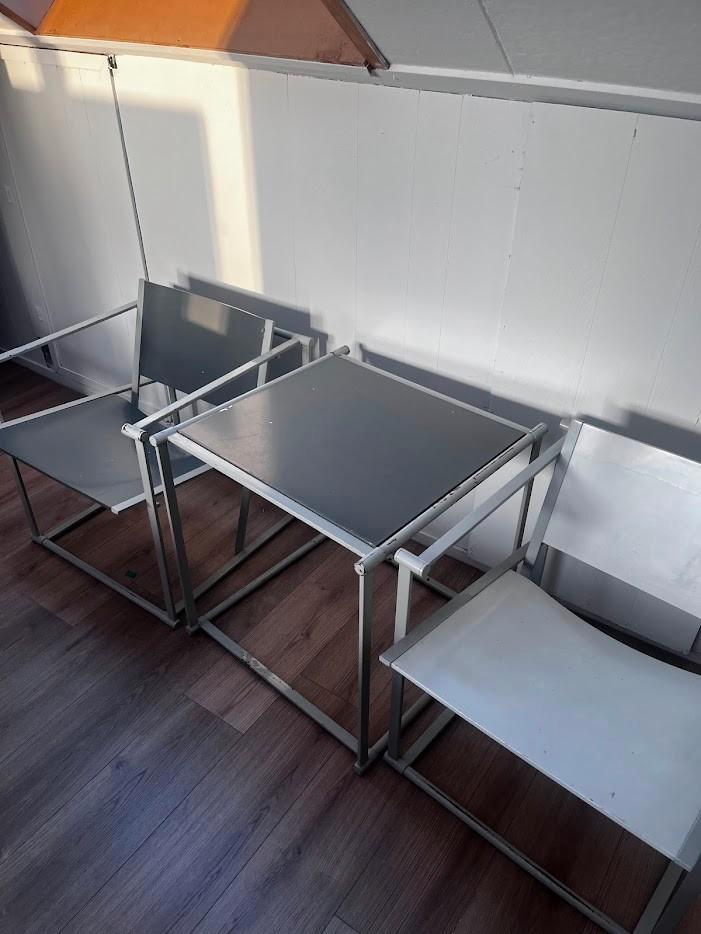 Vintage Pastoe FM60 (Van Beekum) – 2 stoelen + tafeltje, Huis en Inrichting, Stoelen, Gebruikt, Twee, Hout, Metaal, Grijs, Ophalen