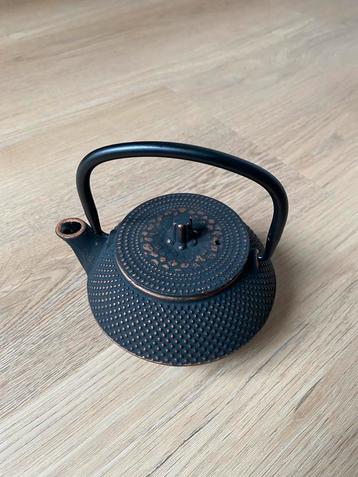 Kleine theepot gietijzer beschikbaar voor biedingen