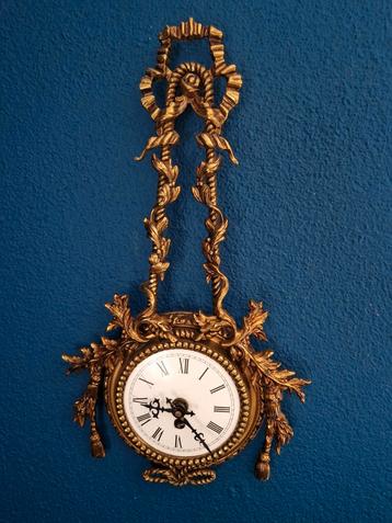 Antieke Wandklok met Gouden Ornamenten beschikbaar voor biedingen
