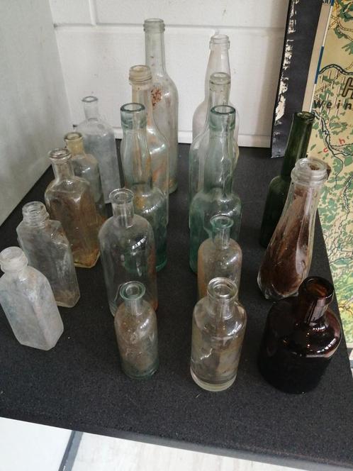 Verzameling oude flesjes 18 stuks in vintage staat verkerend, Antiek en Kunst, Curiosa en Brocante, Ophalen of Verzenden