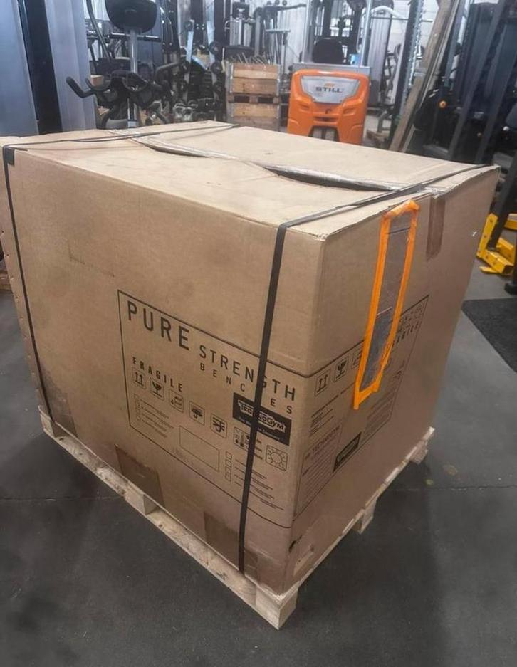 Nieuw in Doos, Technogym Pure Strength Scott Bench,, Sport en Fitness, Fitnessmaterialen, Nieuw, Fitnessbank, Ophalen