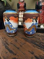 Japanse vaas set satsuma moriage vaas handgeschilderd, Verburgt Vintage, Overige kleuren, Aardewerk of Porselein, Ophalen of Verzenden