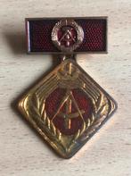 DDR Medaille met spange en spreuk achterop, Verzamelen, Militaria | Algemeen, Duitsland, Landmacht, Lintje, Medaille of Wings