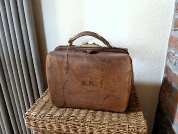 Leren dokterstas met initialen beschikbaar voor biedingen